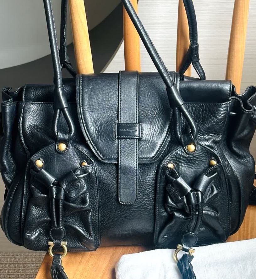 Foto de uma das bolsas de grife por até R$ 5.000 modelo Ferragamo gancini fringe.