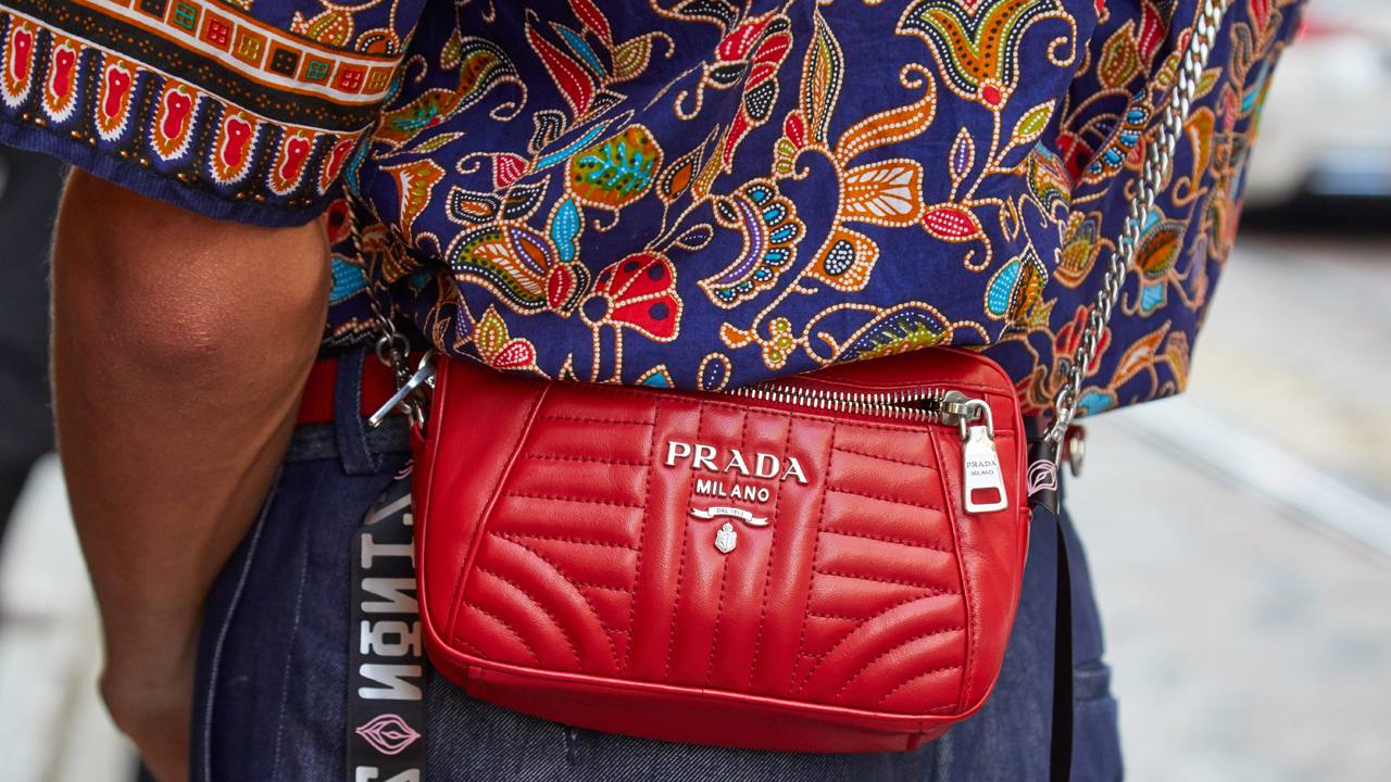 Bolsa de grife Prada por até R$ 5.000