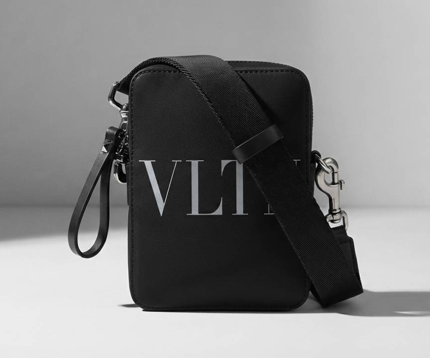 Foto de uma das bolsas de grife por até R$ 5.000 modelo Valentino VLTN.