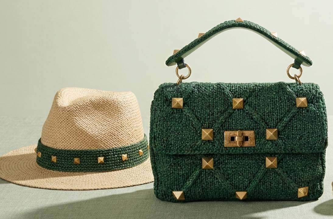 Bolsa de luxo Valentino de tricô ao lado de chapéu de palha para euro summer 2026.