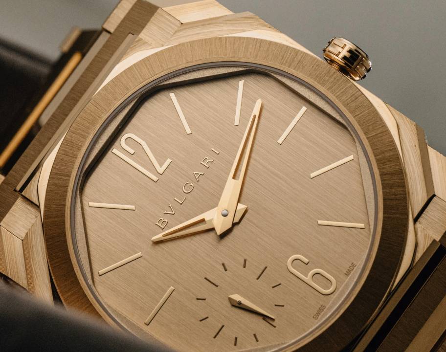 Relógio da marca bulgari onde aparece o nome escrito com V, Bvlgari.