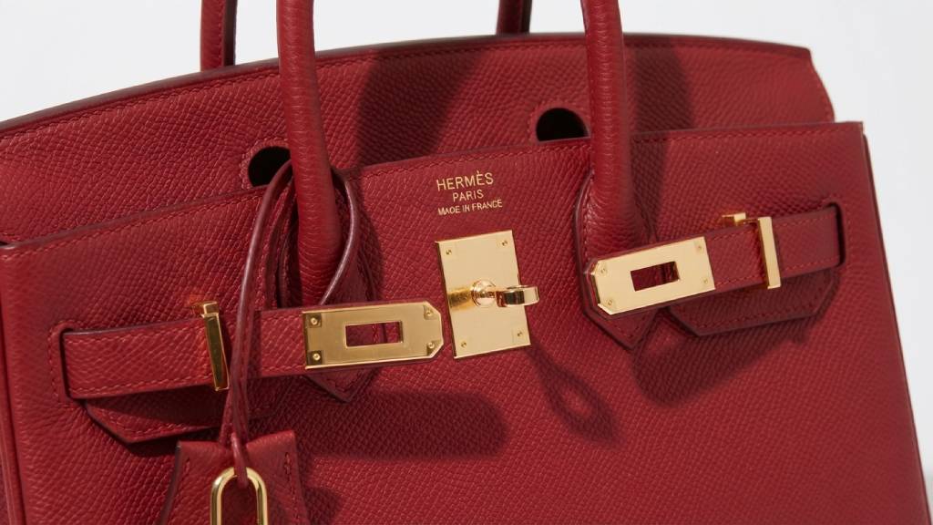 Detalhe da textura do couro epsom da Hermès na Bolsa Birkin.