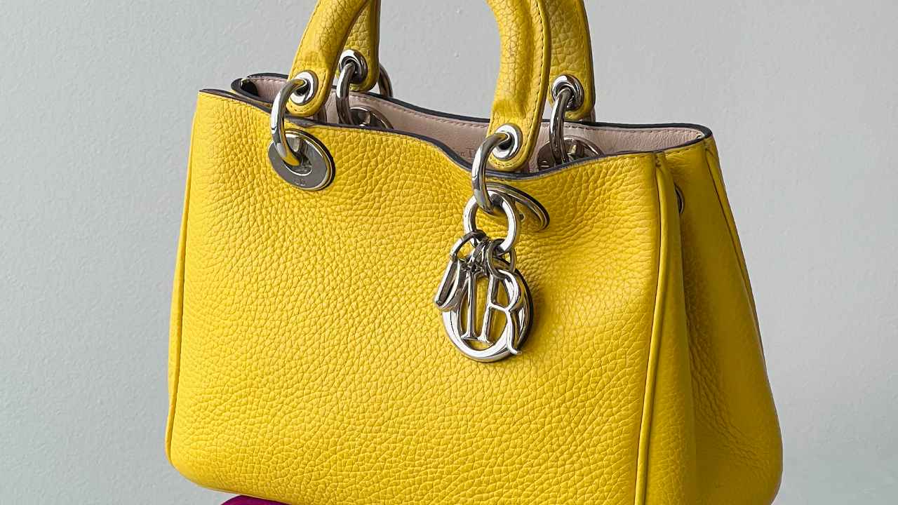 Bolsa de luxo Dior seminova.