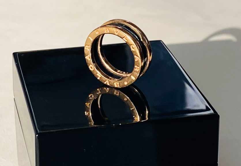 Foto de um das joias icônicas da Bulgari na Second Hand Week: Anel B.Zero1.