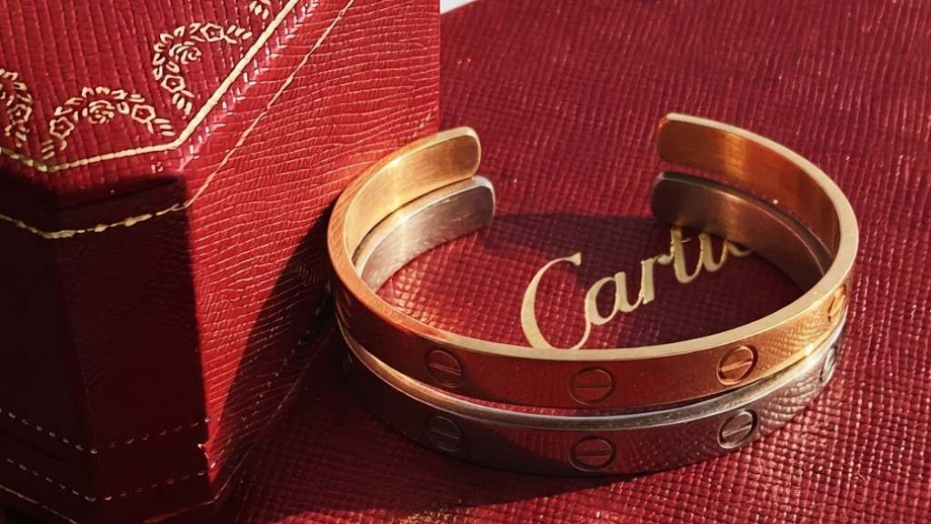 Braceletes cartier love na seleção de joias na second hand week 2026.