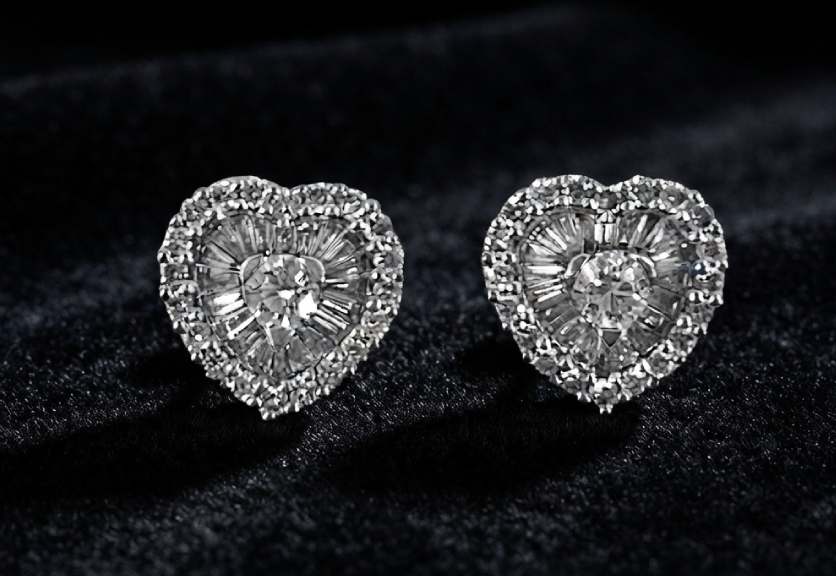 brincos de diamantes em formato de coração seminovo da marca Frattina.