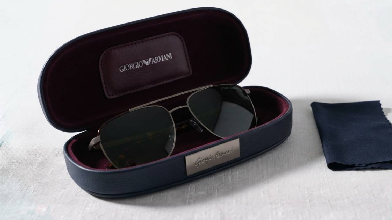 óculos de luxo masculino Giorgio Armani.
