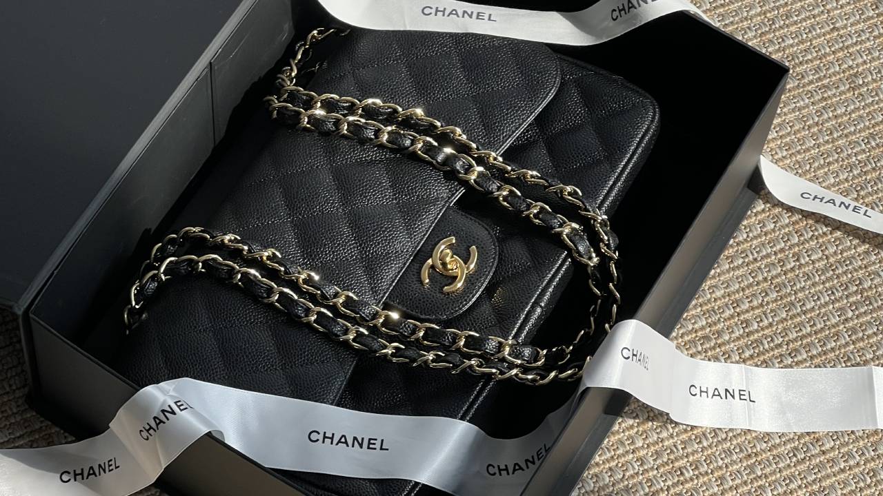 Bolsa Chanel Classic Flap em couro caviar seminova com embalagem original.