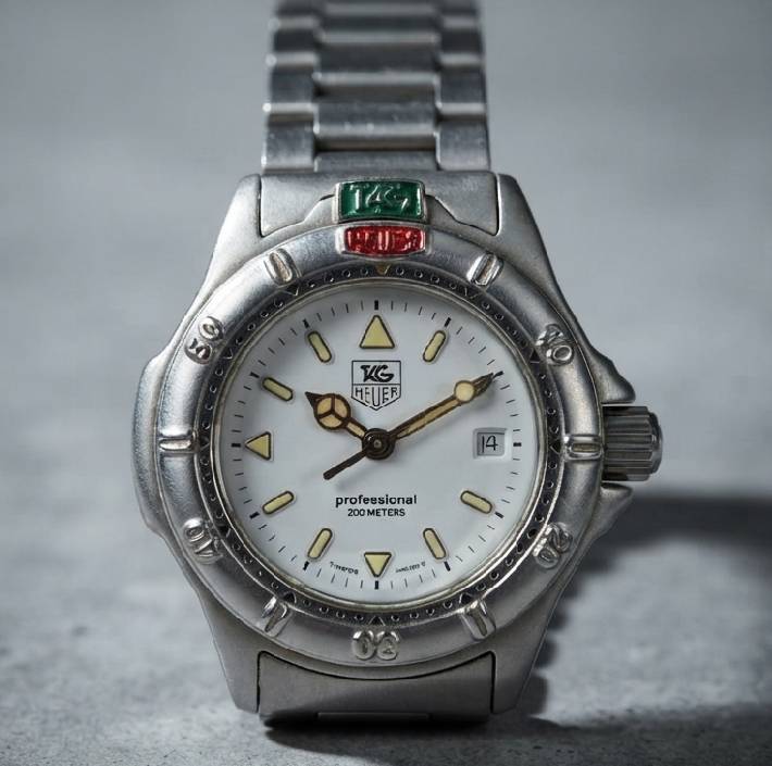 Foto de relógio de luxo seminovo na super sale etiqueta única modelo TAG Heuer 4000 Series.