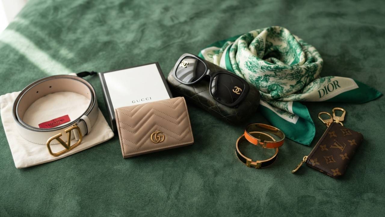 Cinto valentino, carteira Gucci, lenço Dior, óculos chanel e pulseiras Hermès: acessórios de luxo das principais marcas internacionais.