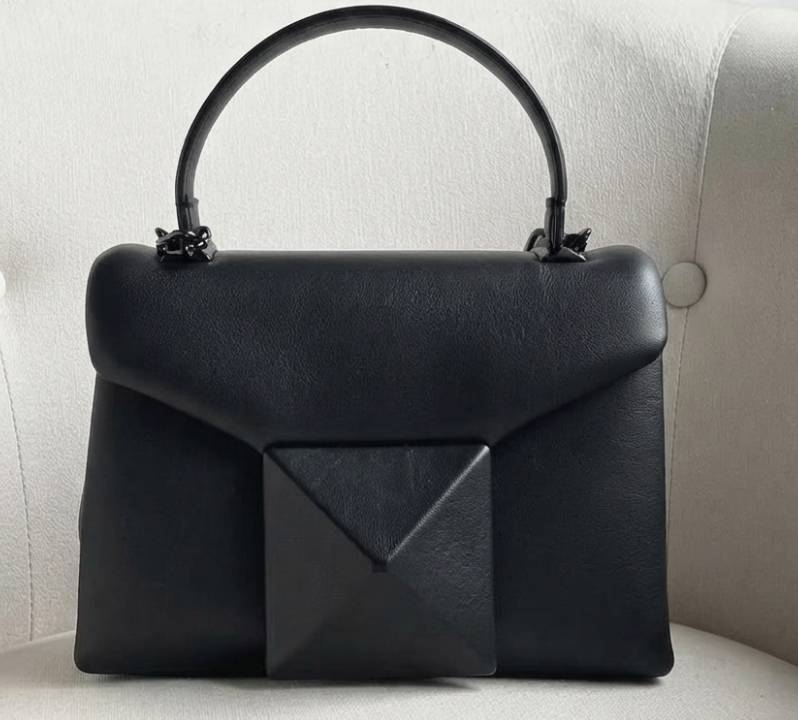Foto de uma das bolsas de sucesso da Valentino na Second Hand Week 2026, modelo one stud.