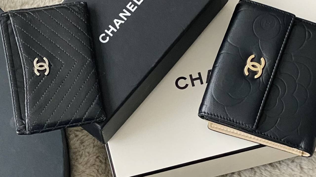 acessórios pequenos de luxo: carteira e porta-cartões da Chanel.