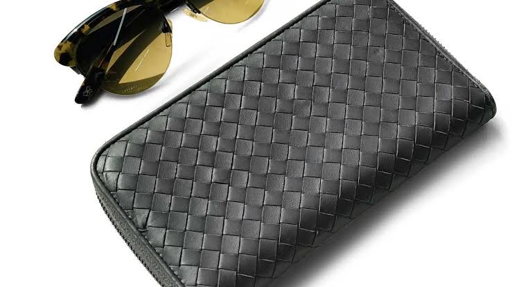 Foto de pequeno acessório de luxo seminovo: carteira bottega veneta.