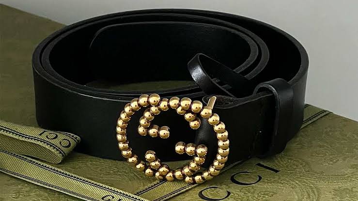 Foto de cinto Gucci seminovo com fivela GG, um dos acessórios favoritos no mercado second hand.