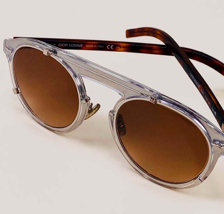 Foto de um dos acessórios pequenos de luxo favoritos no second hand: óculos de sol da grife Dior.