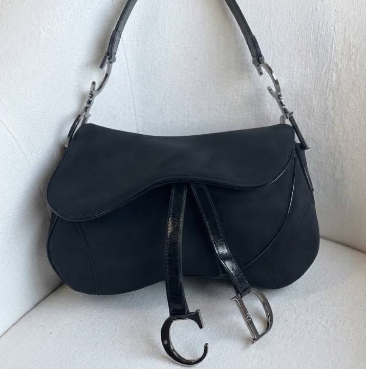 Foto de bolsa Dior vintage da era galliano na seleção archive fashion etiqueta única.