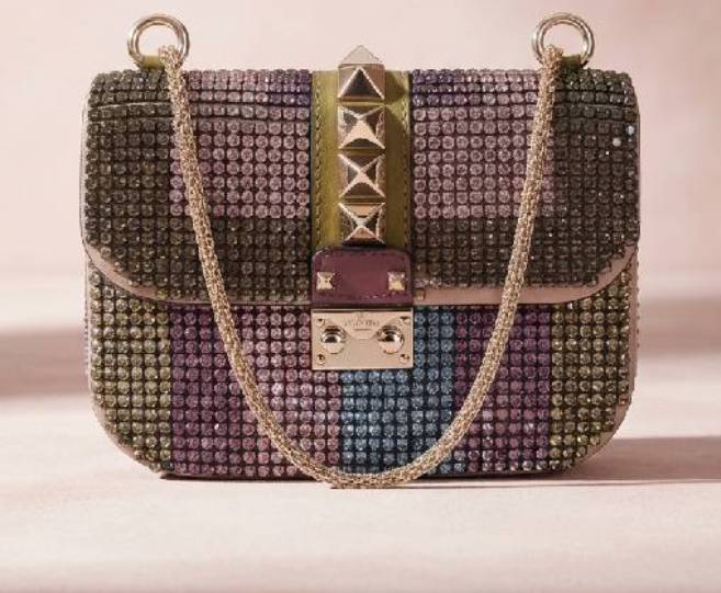 Foto de bolsa Valentino com brilho e cristais.