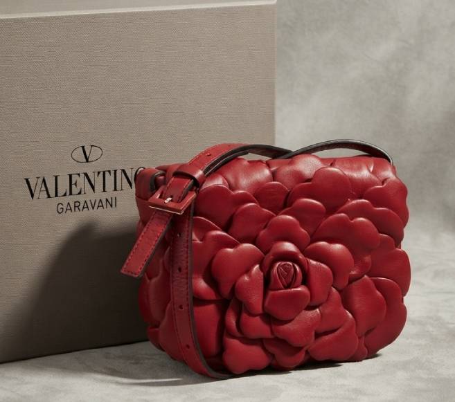 Foto de bolsa de couro da Valentino original na Semana do Cliente.