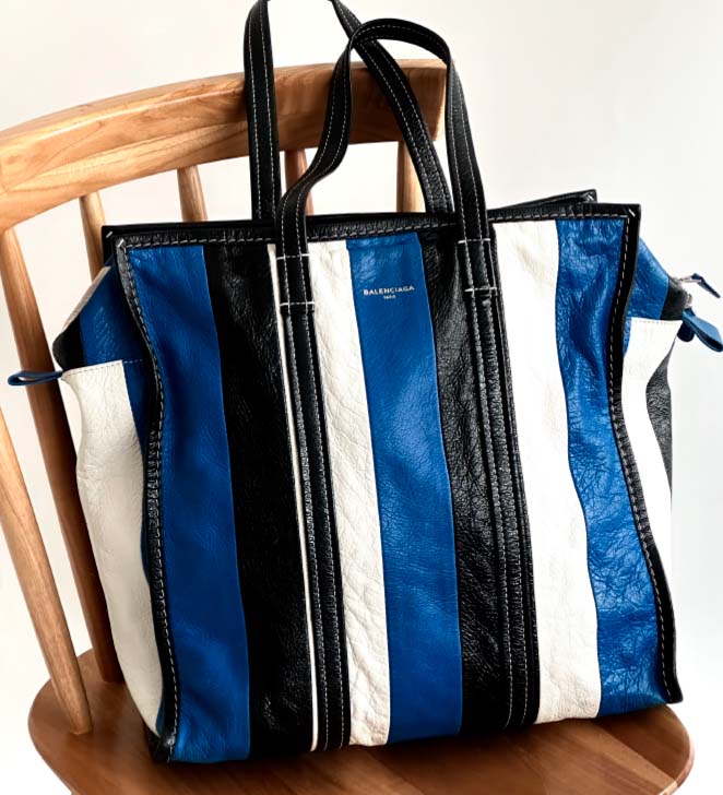 Foto de Bolsa Balenciaga Shoper de couro e alça tote na Semana Cliente 2026.