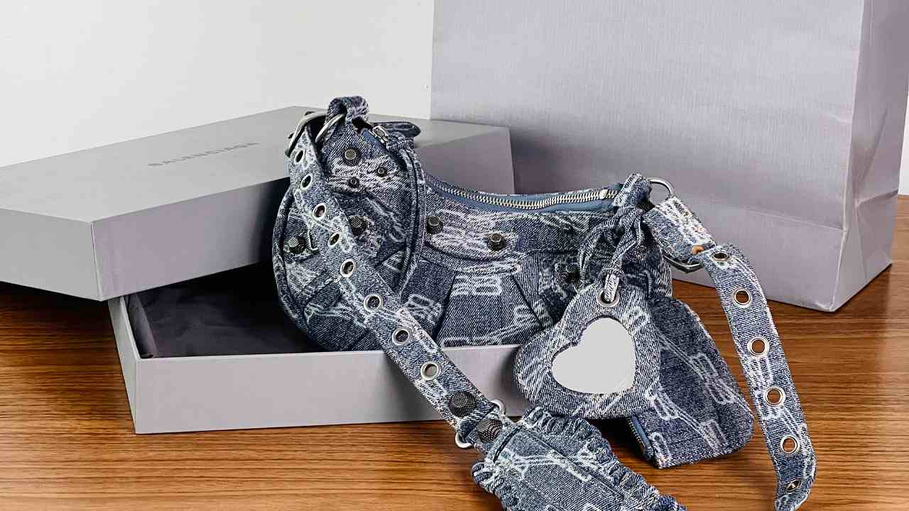 Foto de bolsa Balenciaga Le Cagole seminova original com caixa na Semana do Cliente 2026.
