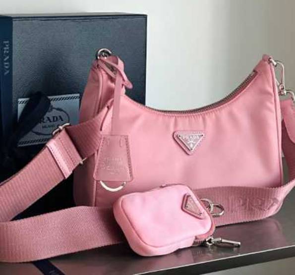 Foto de uma das bolsas de entrada da Prada, modelo Re-edition 2005.