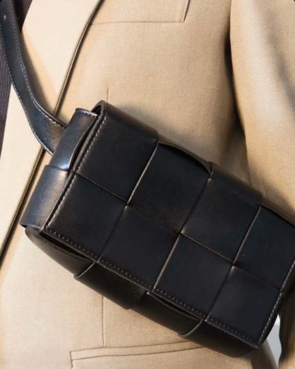 Foto de uma das bolsas de luxo pre-loved da Bottega Veneta, modelo cassette belt.