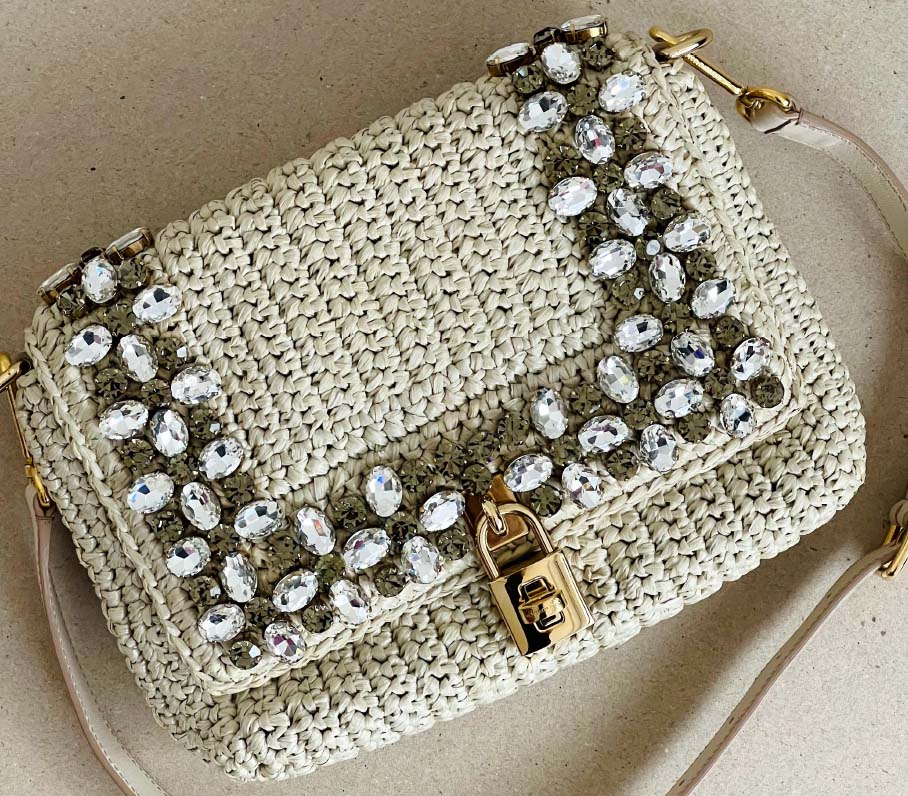 Bolsa Dolce & Gabbana com bordados de pedra feia de ráfia e crochê na Semana do Cliente.