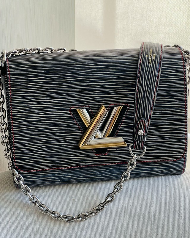 Foto de bolsa louis vuitton em couro EPI sem o monograma da marca.