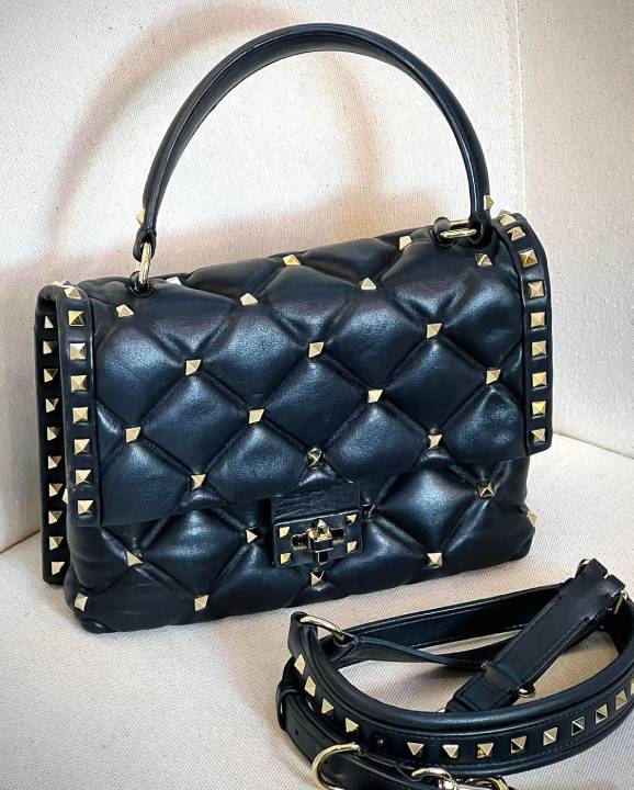 Foto de bolsa Valentino com tachas metálicas que continua sendo must have em 2026.