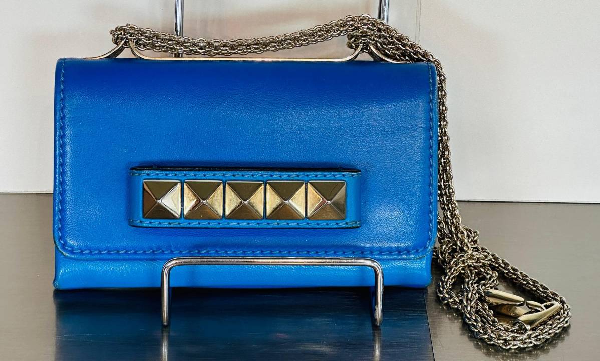 Foto de bolsa pequena da Valentino com tachas metálicas, modelo Va Va Voom must have da grife.