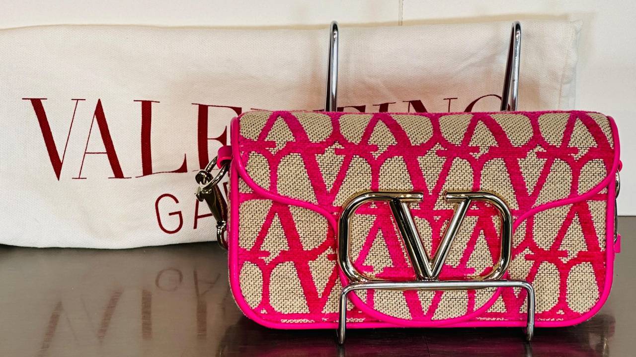 Foto de bolsa valentino com monograma da marca e ferragem VLogo.