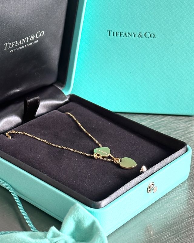 Colar Tiffany & Co Double Heart. Clique na imagem e confira mais modelos!
