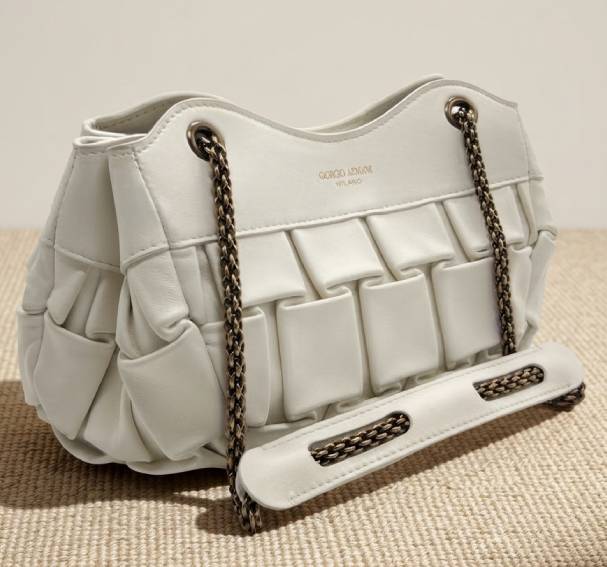 Foto de bolsa de luxo second hand branca da marca Armani no Etiqueta Única.