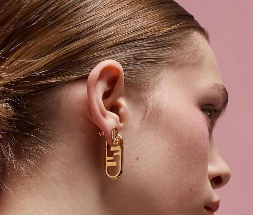 Foto de uma das joias e bijuteria da grife de moda de luxo Fendi: brincos O'Lock.