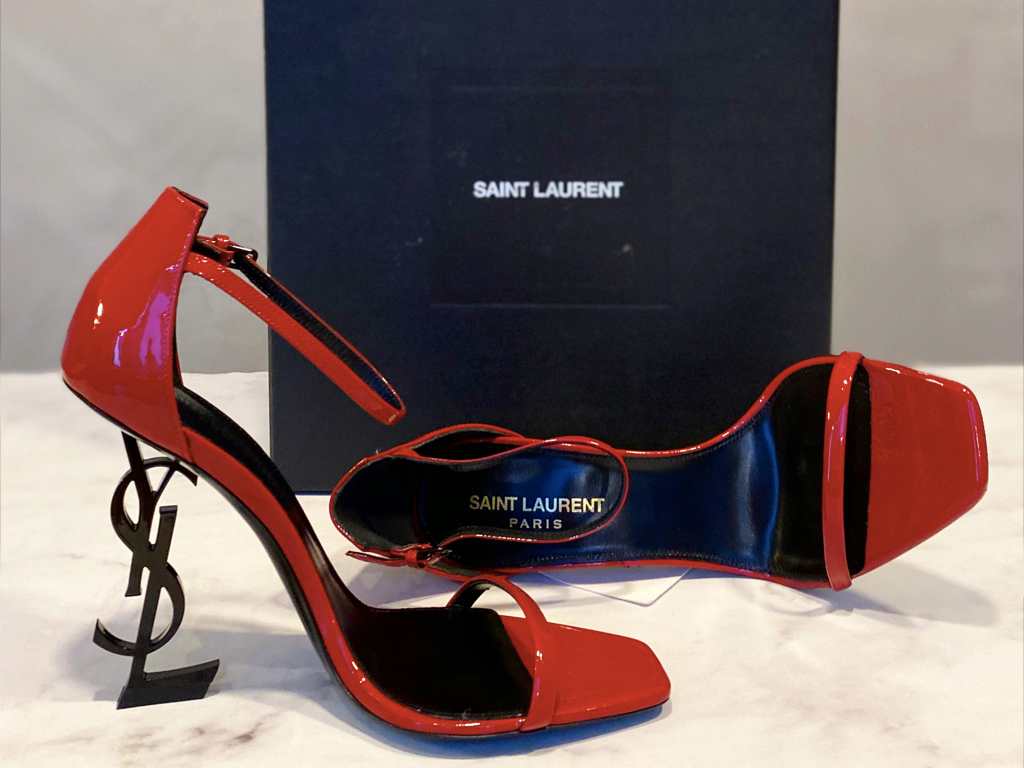 Sapato Yves Saint Laurent Opyum versão sandália de tiras.
