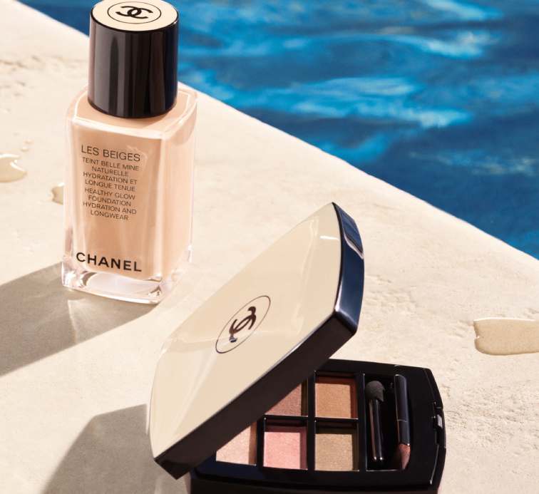 Foto de produtos de maquiagem da Chanel.