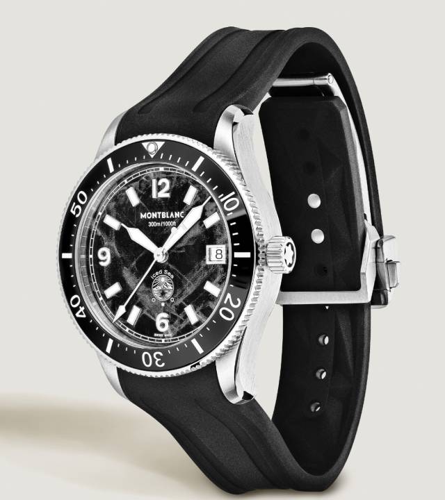 Relógio Montblanc com pulseira esportiva.