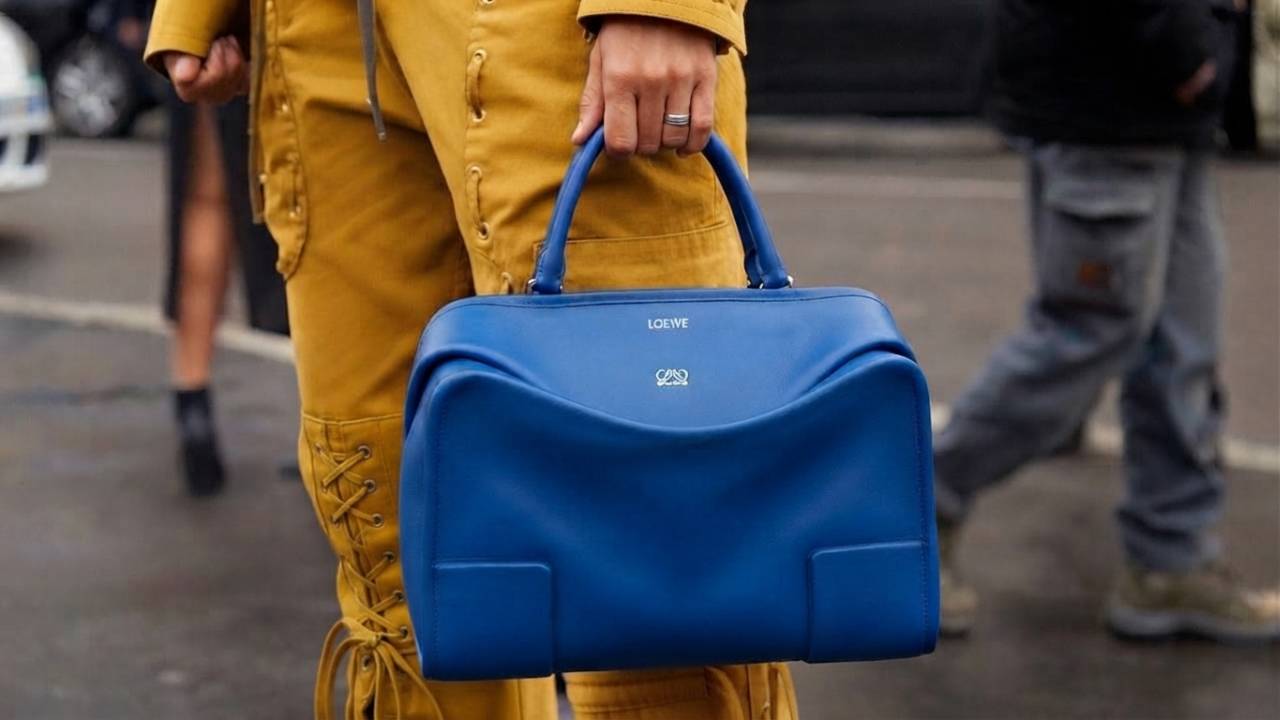 Foto do ator e cantor tailandês Phuwin Tangsakyuen carregando uma bolsa loewe masculina.
