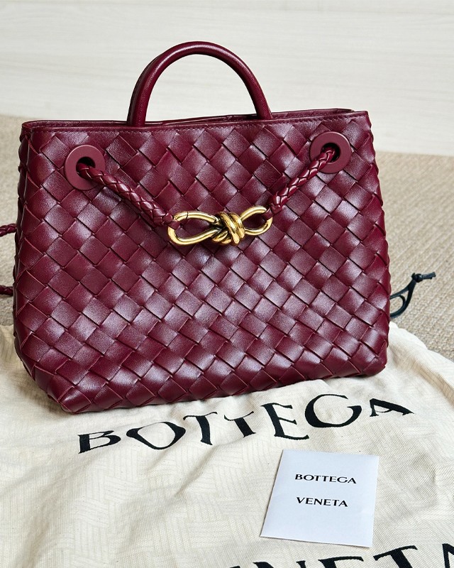 Foto de bolsa de luxo da marca bottega veneta, seminova, com embalagens originais.