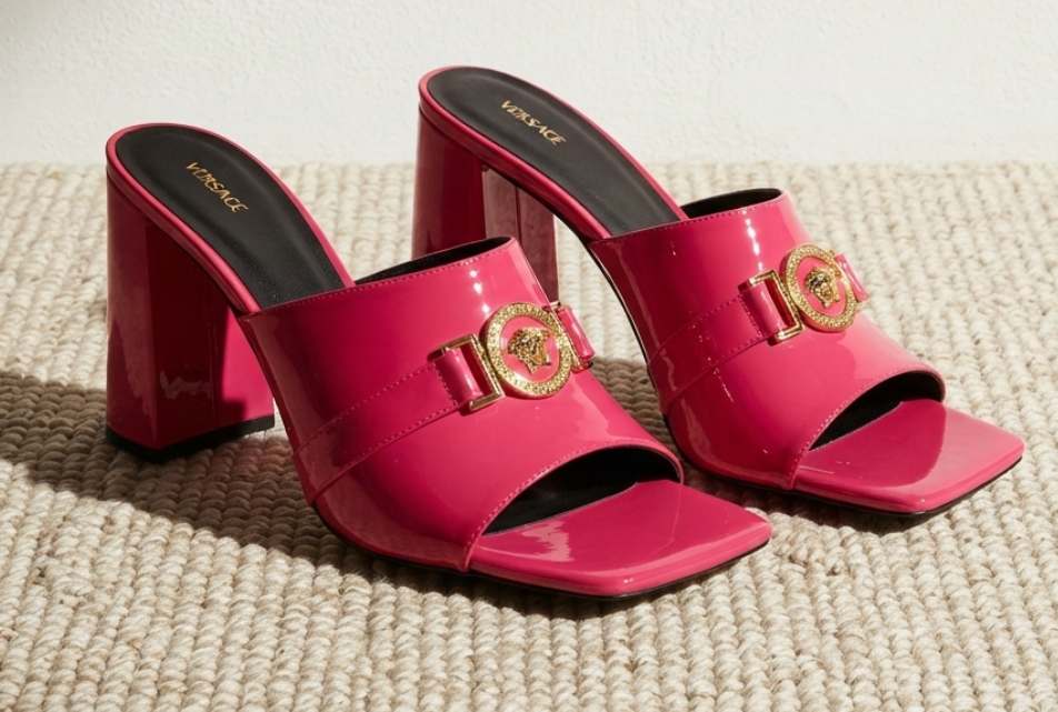 Foto de um dos sapatos de luxo em alta em 2026: mule de salto da versace.