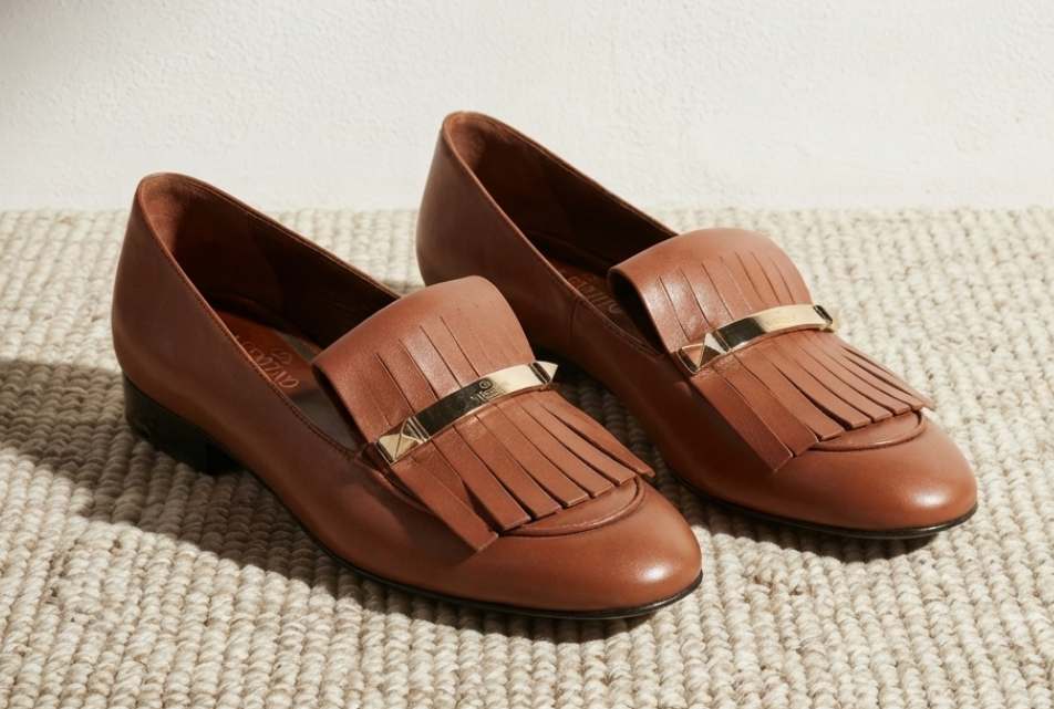 Foto de loafer com franjas da marca de luxo Valentino em alta na temporada.