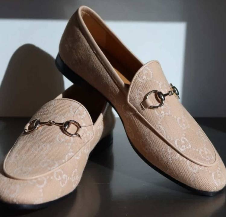 Foto de sapato Gucci seminovo original com detalhe horsebit em alta na temporada 2026.