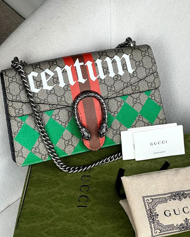 Foto de bolsa de luxo pre-loved, seminova da Gucci, full set incluindo cartão de autenticidade, dust bag, caixa, com aparência de nova.