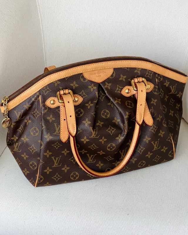 Foto de bolsa louis vuitton seminova em excelente estado de conservação do canvas e do couro vachetta.