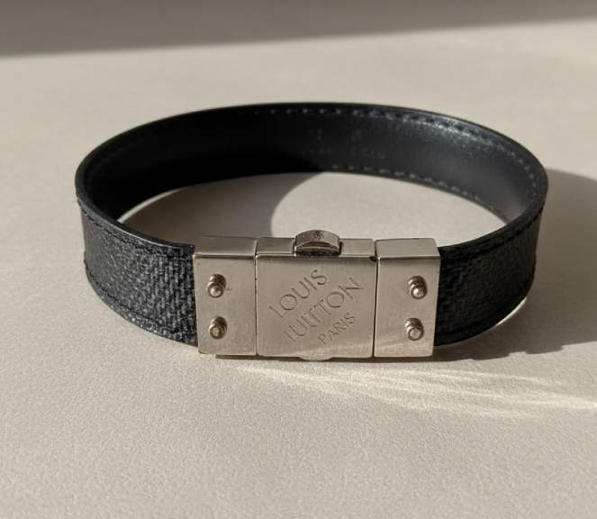 Foto de pulseira masculina de luxo da marca Louis Vuitton na Semana do Cliente.