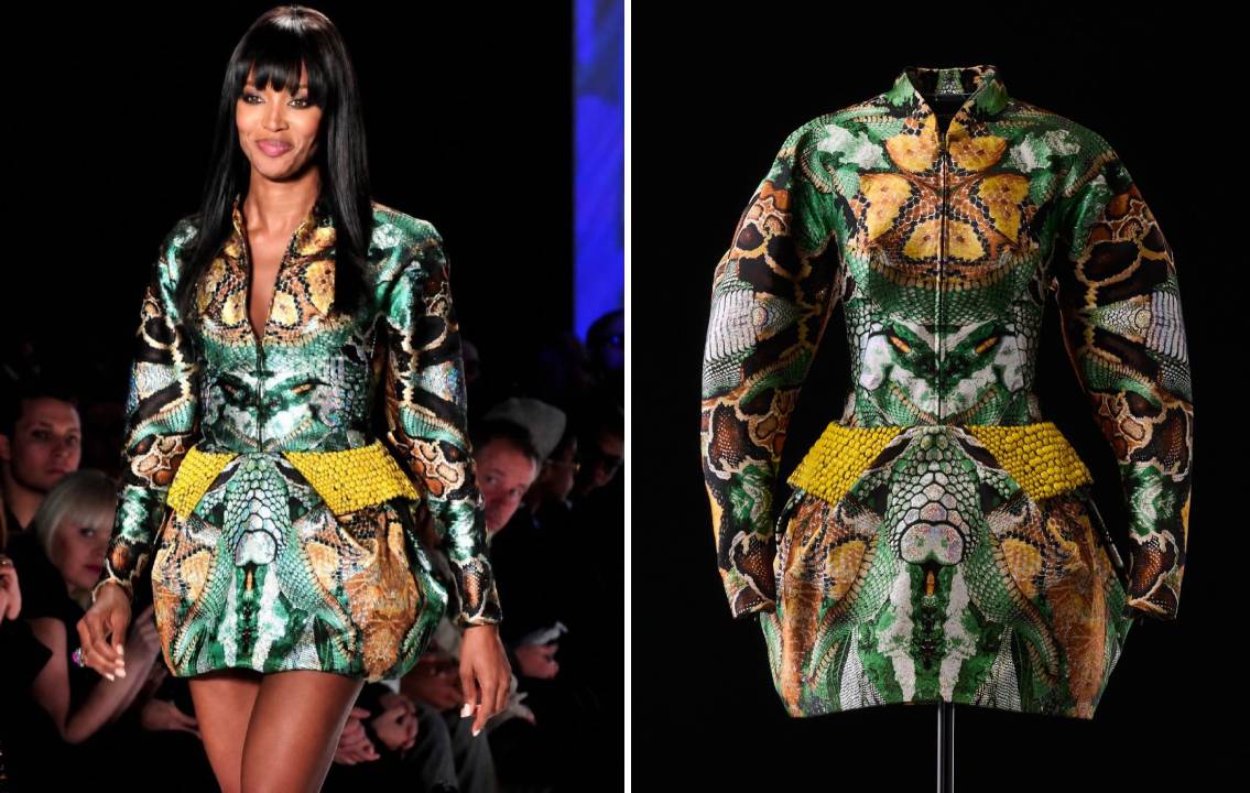 Fotos da modelo Naomi Campbell usando o vestido/conjunto Armadillos de Alexander McQueen.