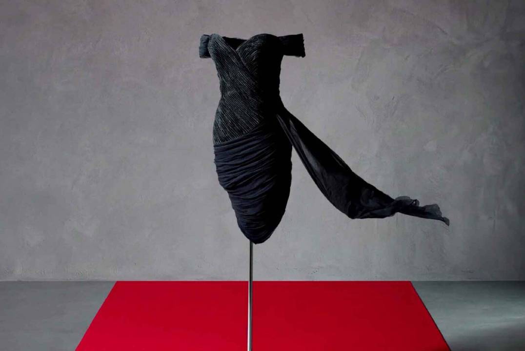 Foto do vestido da vingança da Princesa Diana em manequim que vai a leliao.