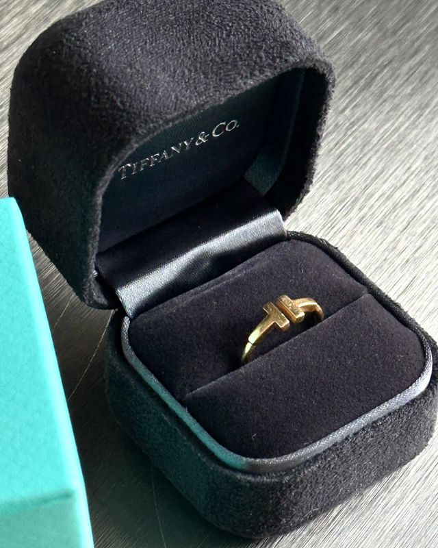 Anel Tiffany & Co T. Clique na imagem e confira mais modelos da marca!