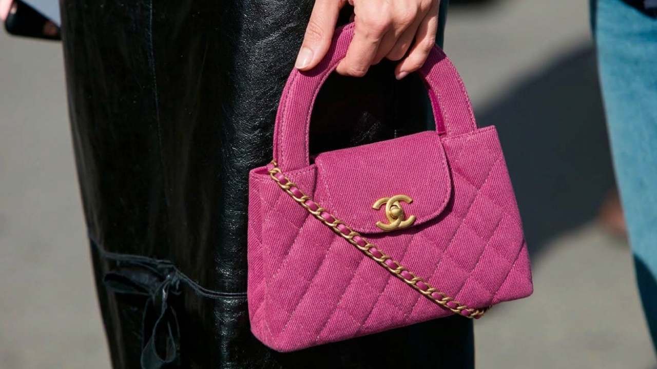 Foto de uma bolsa de luxo na cor rosa da Chanel, modelo Kelly clássica e atemporal que vale a pena investir.