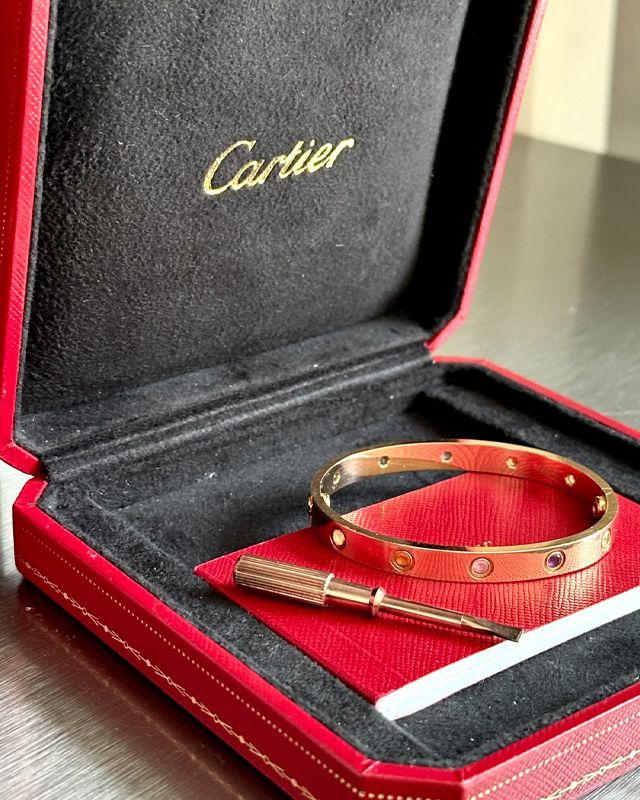 Bracelete Love Cartier. Clique na imagem e confira mais modelos!